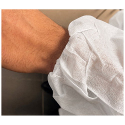 Blouse de laboratoire jetable 55 g blanche à col chemise : gros plan sur le poignet élastiqué