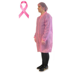 Blouse jetable esthéticienne rose 40 g à pressions : portée de face avec charlotte