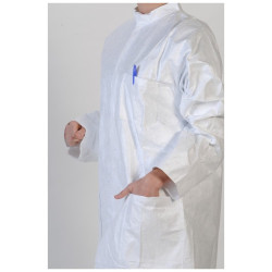Blouse EPI catégorie III en Tyvek blanc, 3 poches et 5 pressions : portée, détail des poches et des pressions